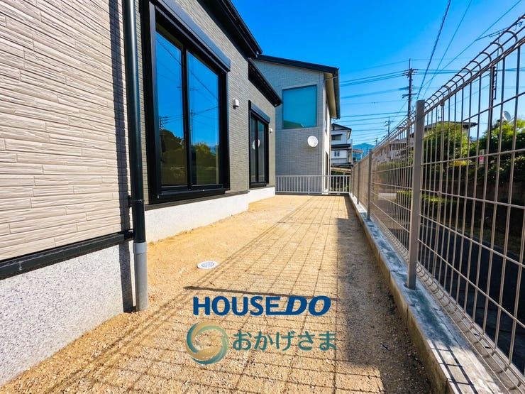 【庭】
ガーデニングや家庭菜園、DIYなども楽しめる広々としたお庭スペース。休日の楽しみが広がります。