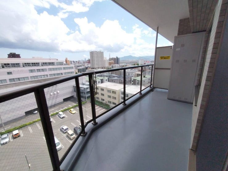 《バルコニー》
横に広くなったバルコニー。
日当たりも望めるのでお部屋の中も明るくなります!