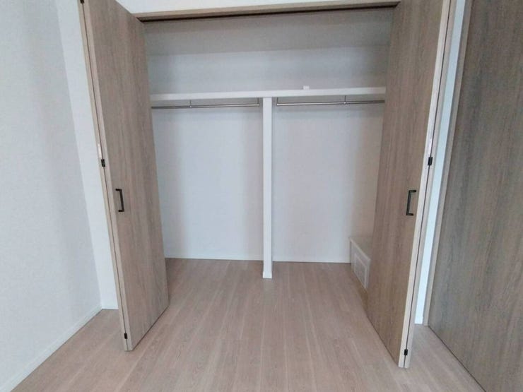 《クローゼット》
各部屋に収納スペースを確保しており、お部屋をすっきりとお使いいただけます。
