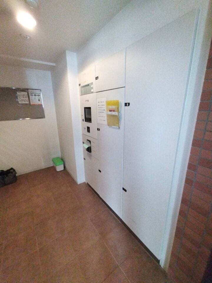 《宅配ボックス》
不在時も荷物の受け取りができ便利です。