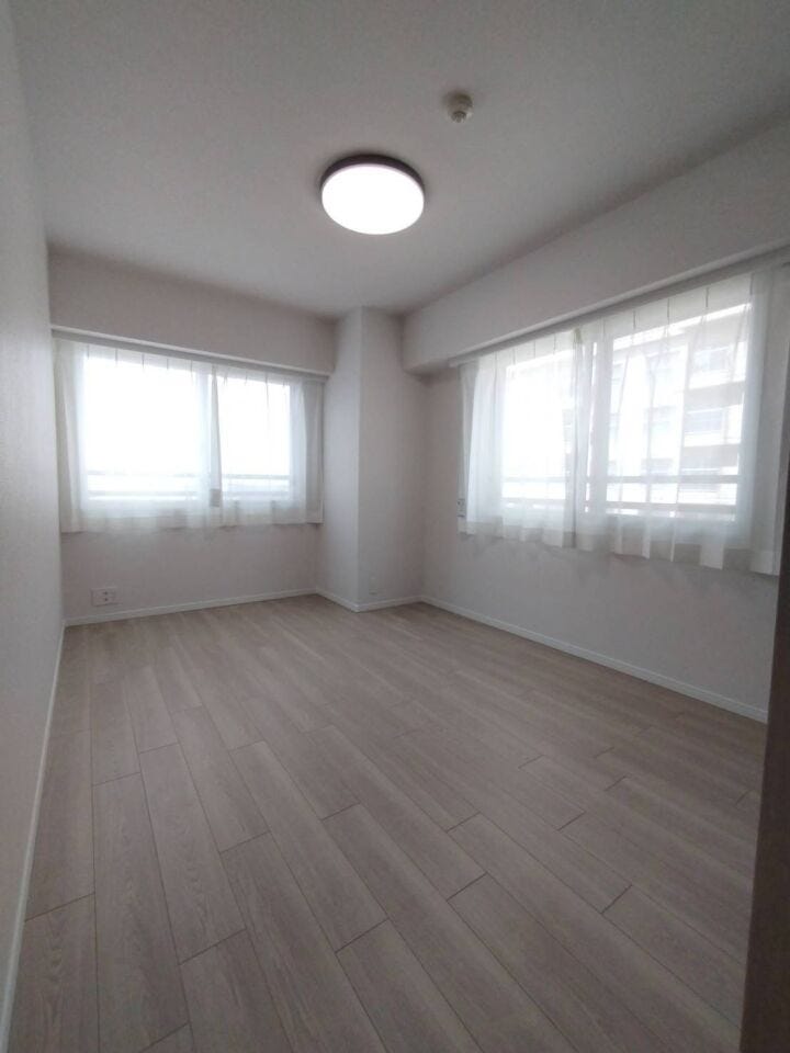《洋室2》
約8帖、ゆとりある広さのお部屋です。主寝室としてもおすすめ!
2面採光で日当たり良好♪