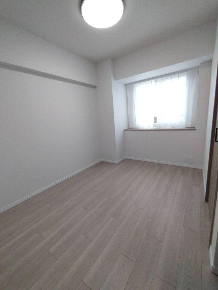 《洋室3》
約5.3帖のお部屋です。こども部屋にもおすすめ!
シンプルな内装でインテリアも選びやすい♪