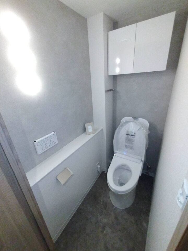 《トイレ》
ウォシュレット付きトイレです。
上部収納あり!ストック品や掃除用品の収納に♪
白を基調としたシンプルで清潔感のある空間です。