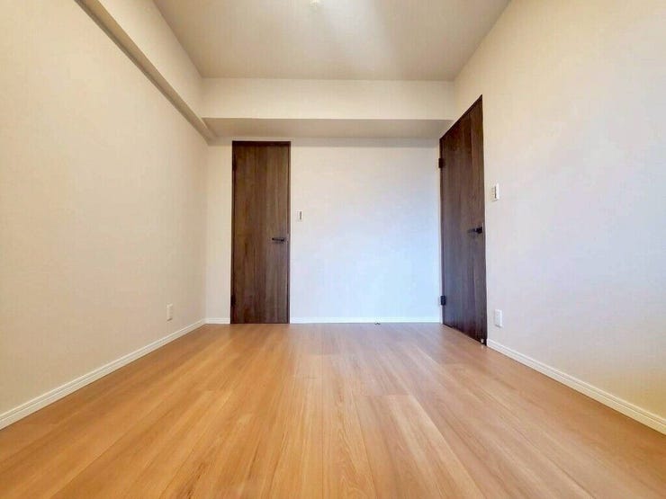 【Bedroom】ベッドとデスクを置いてもゆとりのある、使い勝手の良い広さの洋室です。