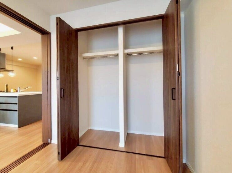 【Bedroom】洋室には収納力のあるクローゼット付き。衣類や荷物もすっきり収まります。