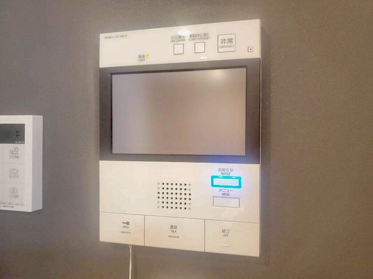 【Facilities】来訪者を確認できるモニター付きインターホンで、防犯面も安心です。