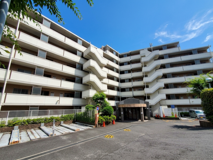 【Exterior】落ち着いた色合いの外観が街並みに馴染む、シンプルで親しみやすいマンションです。