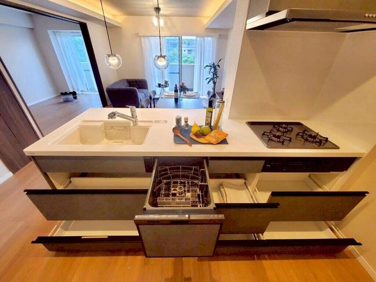 【kitchen】大きなカウンターと十分な収納で、日々の料理が快適に進みます。