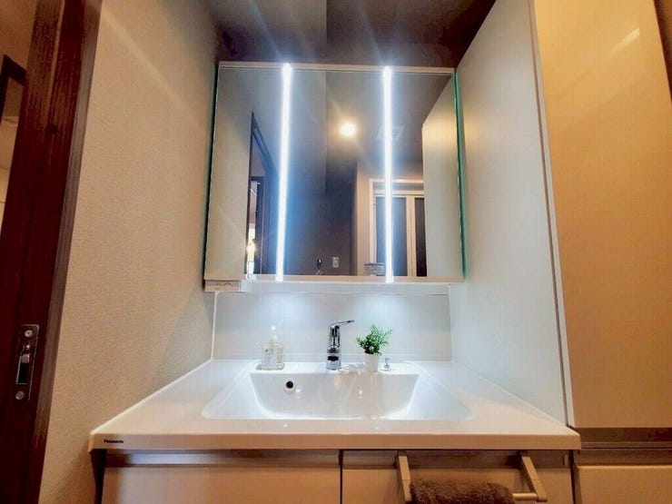 【Washroom】すっきりとしたデザインで、毎日の生活が快適に。収納も豊富な洗面所です。
