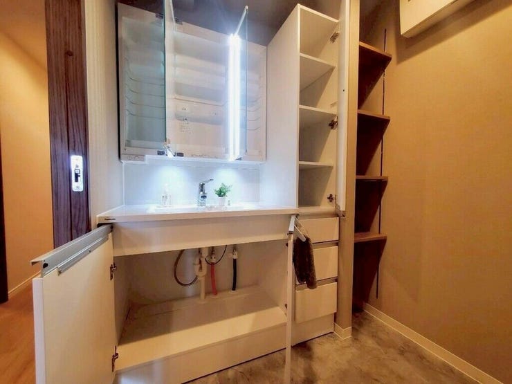 【Washroom】毎朝の準備がスムーズに。広めの洗面台と収納が使いやすい洗面所です。