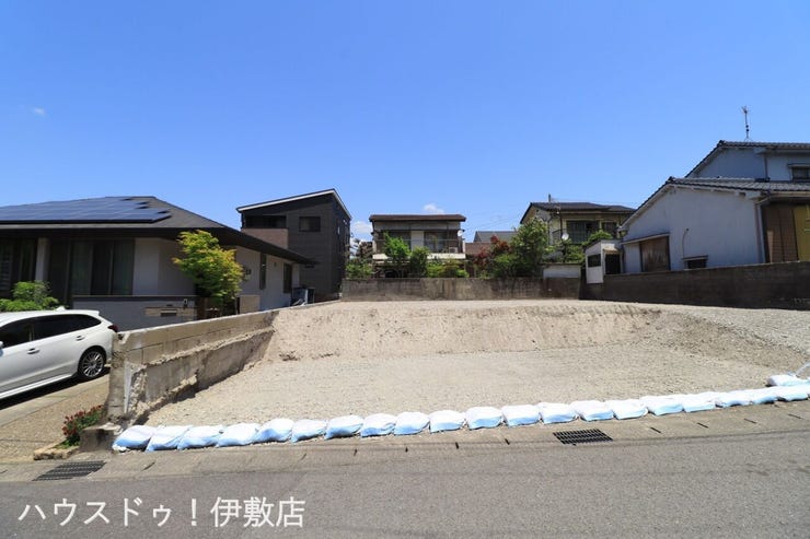 【外観写真】
・高い建物が建てられない第1種低層住居専用地域で、空が広く感じます