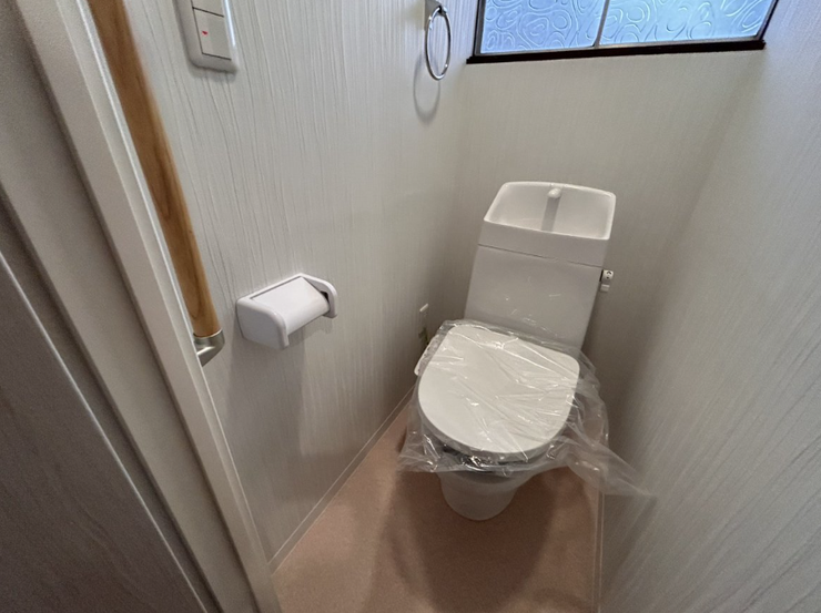 新品交換済。タオルリングやトイレットペーパーホルダーも設置しましたので入居後すぐにお使いいただけます