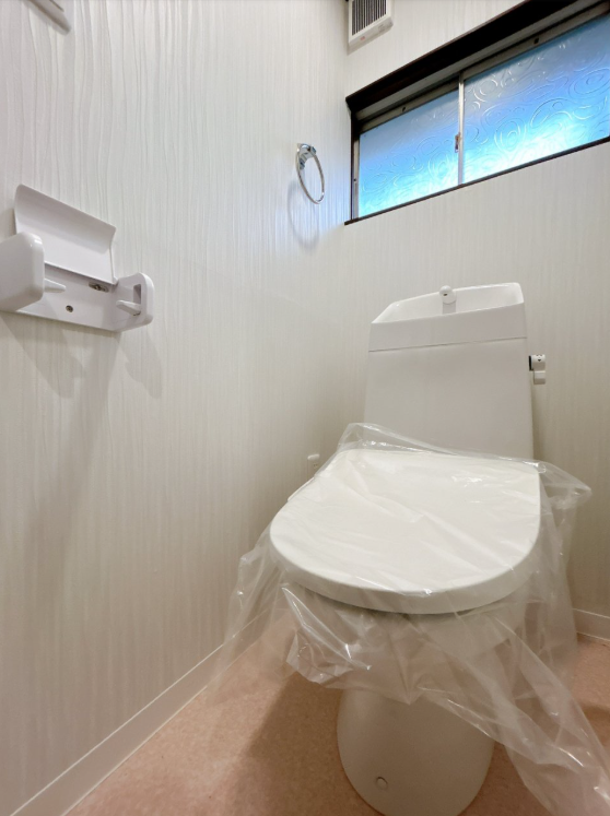 トイレを新品に交換しました。床はクッションフロア張替、扉新品交換、壁天井クロス張替と照明交換を実施しています