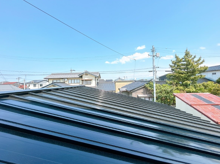 劣化に強い塗料で屋根塗装を実施しました。雨漏れ防止に努めております。