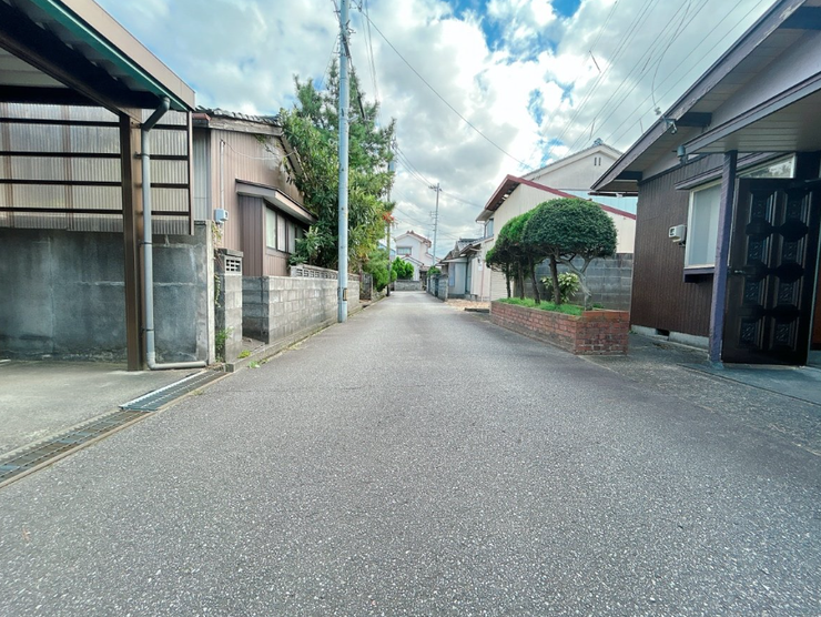 前面道路です。約4m程の幅員があります。