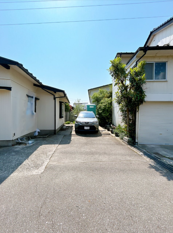 並列縦列混合で合計3台(普通車2、軽1)駐車可能です