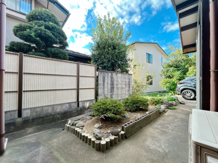 お庭です。土の入れ替え等を実施して家庭菜園やガーデニングも楽しめますね。