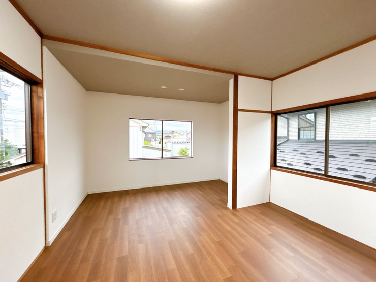 【2階洋室】です。壁天井クロス張替、照明交換、床の張替を行いました。