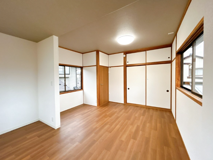【2階洋室】窓際写真。お隣に高い建物がないので眺めも良好ですね