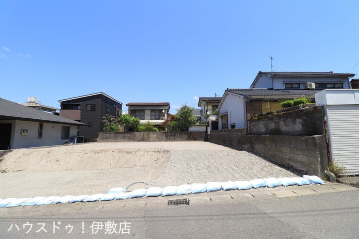 【外観】
【外観写真】
・草牟田小学校まで徒歩1分と通学に便利な立地
・各居室6帖以上と広々
・南向きで陽当たり良好
