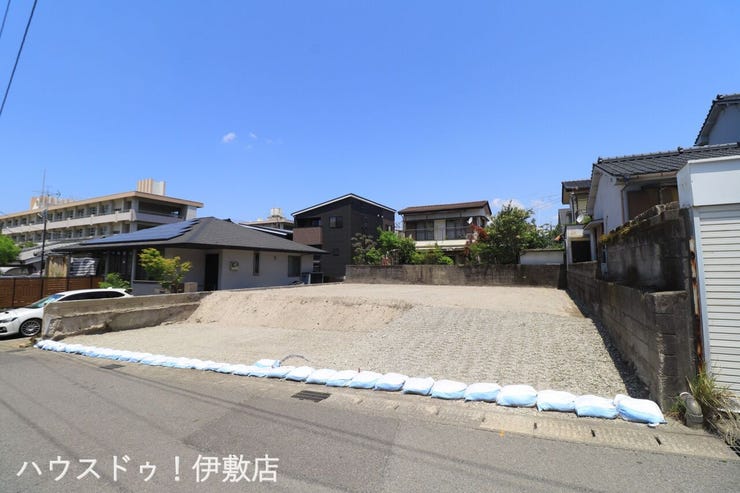 【外観写真】
・高い建物が建てられない第1種低層住居専用地域で、空が広く感じます