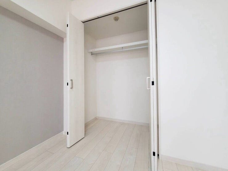 【Bedroom】クローゼット完備で収納力◎。家具の配置もしやすい機能的な洋室です。
