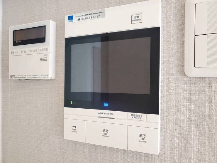【Facilities】来訪者を確認できるモニター付きインターホンで、防犯面も安心です。