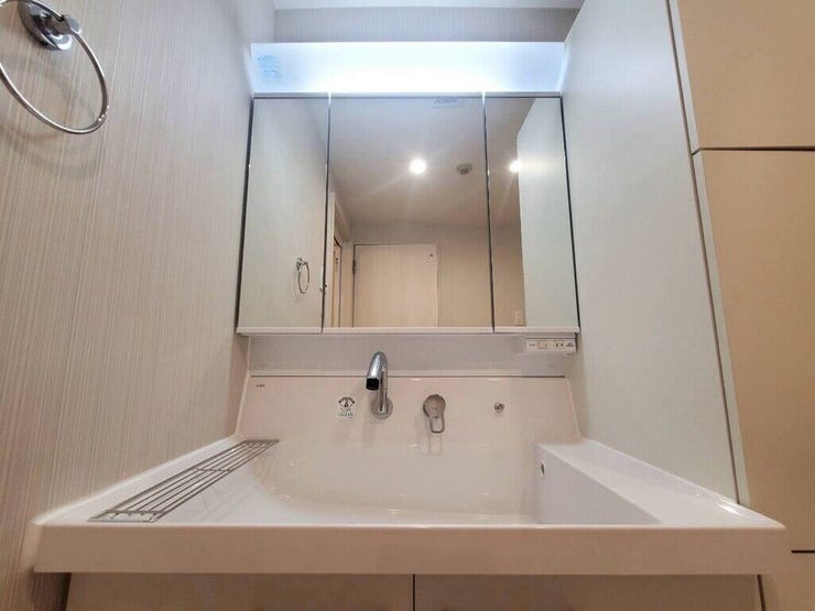 【Washroom】毎朝の準備がスムーズに。広めの洗面台と収納が使いやすい洗面所です。
