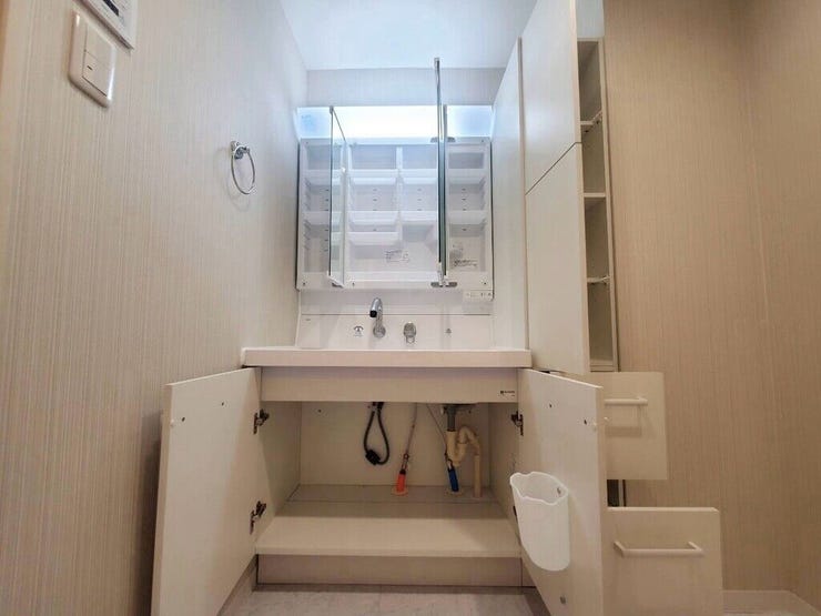 【Washroom】壁付け水栓で、カウンターまわりが汚れにくくお手入れも簡単です。