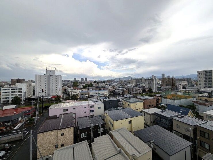 目の前に遮るものがなく、遠くまで街並みを見渡せる爽快なパノラマビュー。美しい青空や夕焼けなど、四季折々に変化する豊かな表情を、お部屋にいながら贅沢に楽しめるロケーションです。