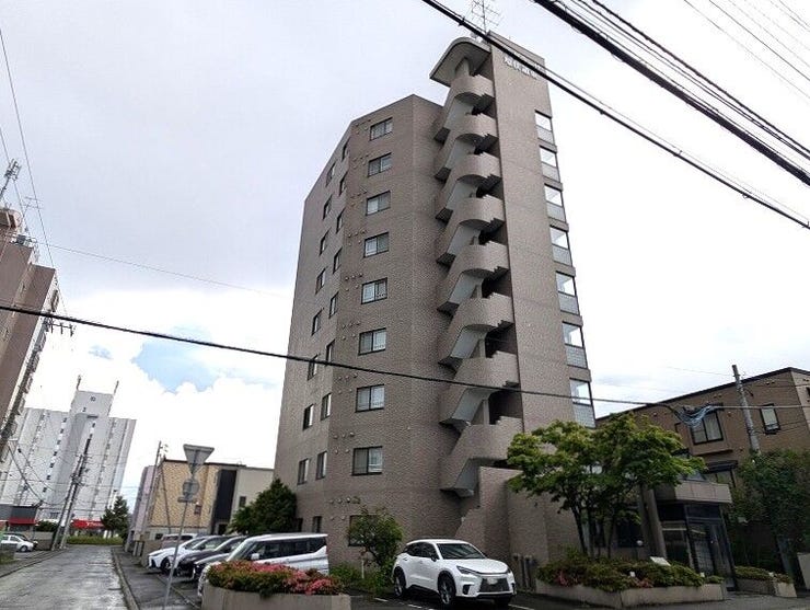 【外観】
周囲に遮るものが少なく、爽やかな風と光を感じられる開放的なロケーションです。毎日の帰宅が楽しみになる、存在感のある佇まいが魅力。