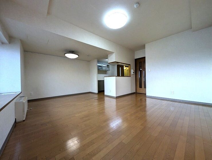 【家族が集う、広々とした快適リビング】
家具の配置がしやすい開放的な間取り。落ち着いた色調のフローリングが上質な空間を演出します。家族みんなでゆったりと寛げるリビングです。