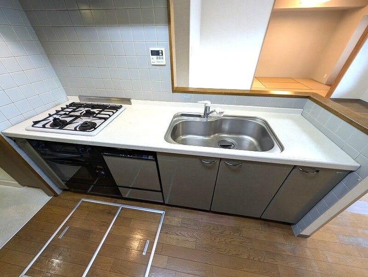 【手荒れや家事の手間を減らす食洗機付き】
食器洗い乾燥機を完備。食後の片付けがスムーズになり、ご家族との団らんや趣味の時間をゆったりと増やせる、暮らしに嬉しい先進設備です。