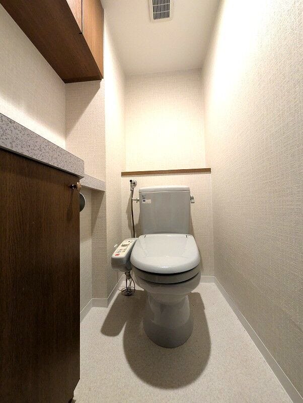 【清潔感と快適性を備えたトイレ空間】
毎日使う場所だからこそ、心地よさにこだわった温水洗浄便座付きのトイレ。白を基調としたスッキリと明るい空間設計で、お手入れもしやすく、清潔な空間を保てます。