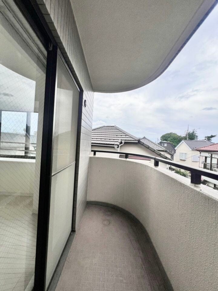 《北側》直射日光が入りすぎない北側バルコニーは、夏場でも比較的涼しく快適。洗濯物も日焼けしにくいのが嬉しいポイントです♪