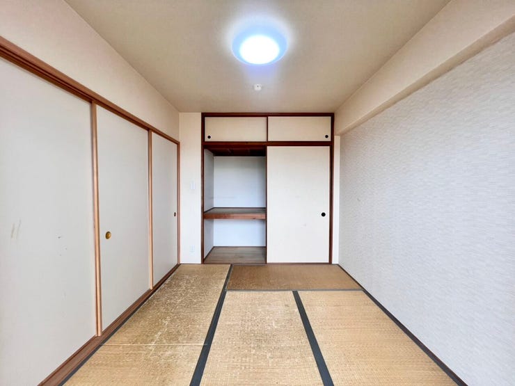 《6畳》押入れ・天袋付きで収納力も充実♪リビングとつなげて開放的に使用することも出来ます♪
