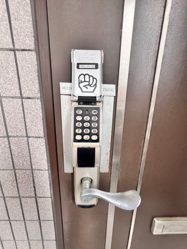 テンキー式の電子ロックで、鍵の持ち歩きが不要です◎
