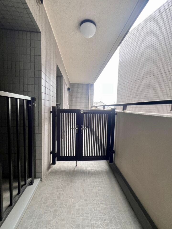 角部屋ならではの門扉付きの玄関ポーチ♪防犯性やプライバシーにも配慮された設計です◎