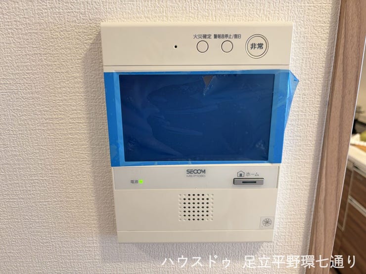 モニター付きインターホンを備え、来訪者を室内から確認可能。非常ボタンも設置された設備です。