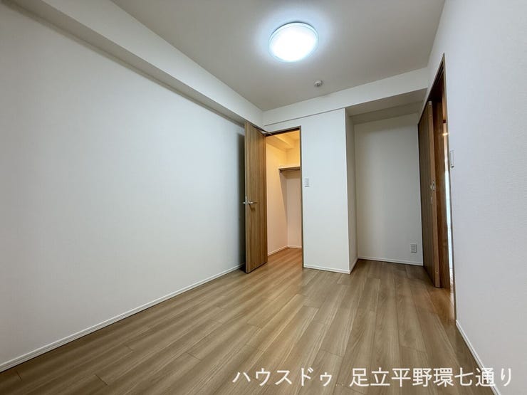 木目調の床が落ち着いた印象の洋室。ウォークインクローゼット付きで、室内を広く使いやすい空間です。