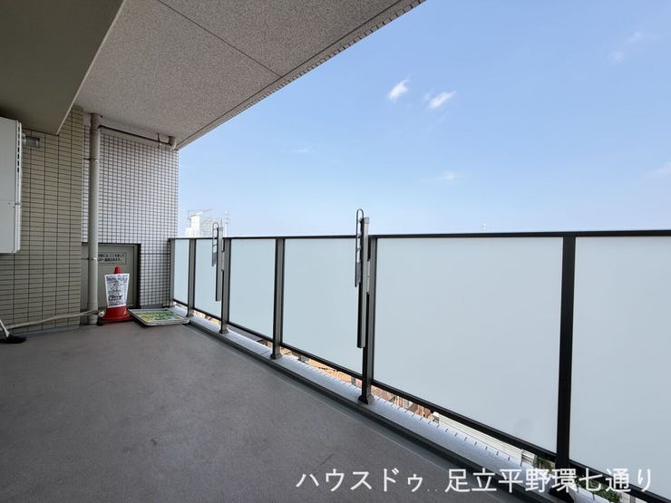 奥行きのあるワイドバルコニー。洗濯物をゆったり干せ、外の空気を感じられる開放的な空間です。