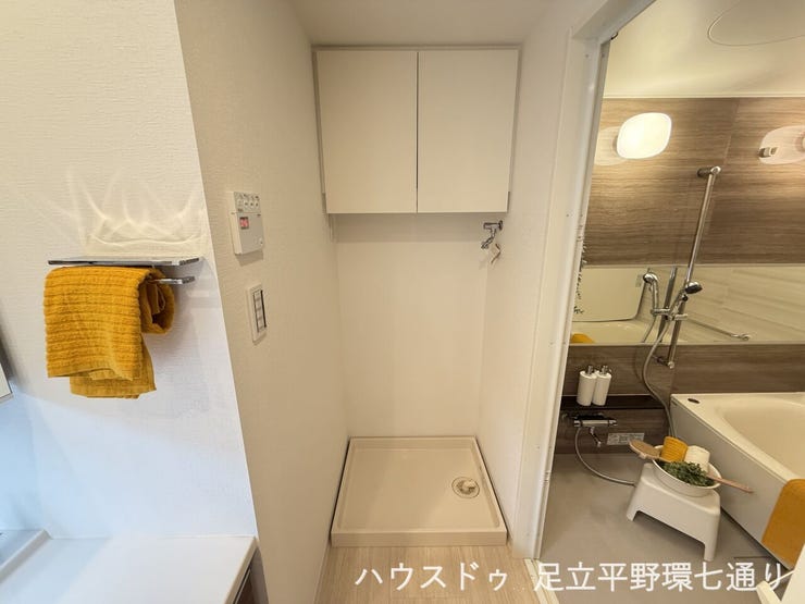 洗濯機置場の上部に収納を設置。洗剤やタオルなどをまとめて収納でき、洗面室をすっきり保てます。