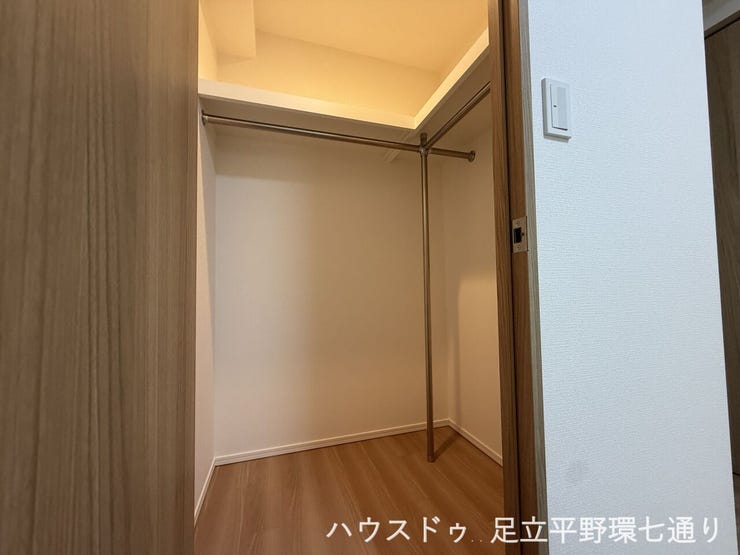 衣類をたっぷり収納できるウォークインクローゼット。ハンガーパイプを備え、衣類を見やすく整理できます。