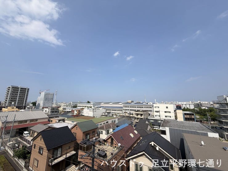 視界を遮る建物が少なく、青空が広がる開放的な眺望。日々の暮らしに心地よさを添えます。