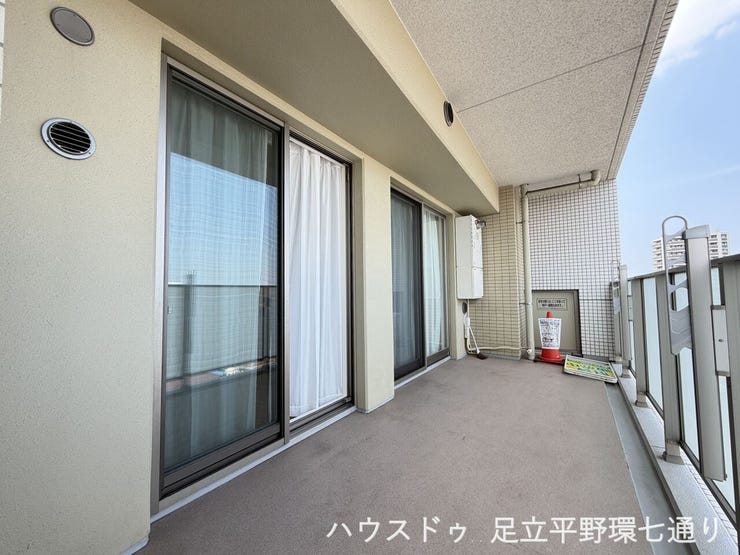複数の居室から出入りできる広々としたバルコニー。採光や通風を取り込みやすい住戸です。