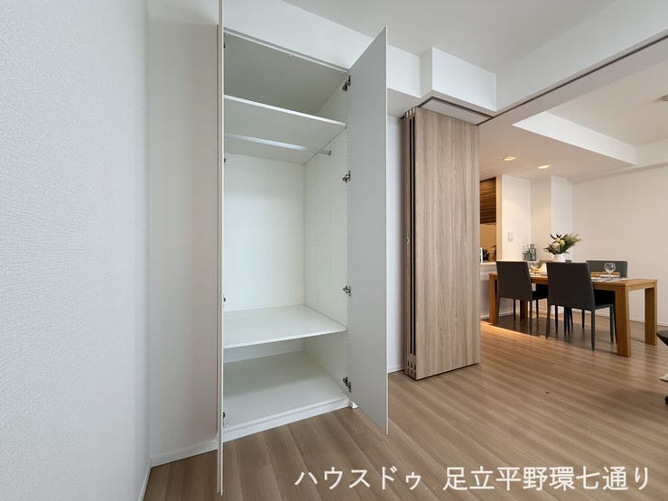 可動棚付きの収納を備え、小物や日用品をすっきり整理できます。室内を広く使いやすい設計です。