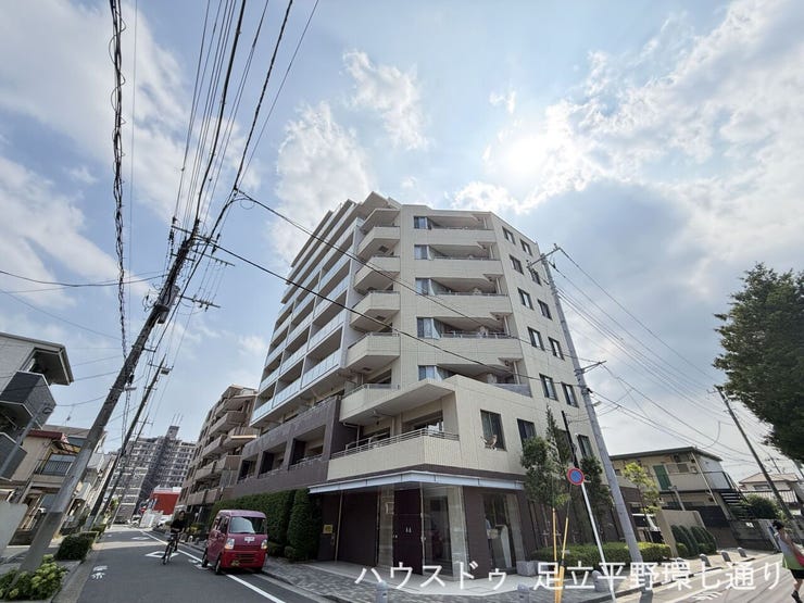 重厚感のあるタイル貼りの外観。街並みに映える佇まいで、落ち着いた住環境が魅力です。