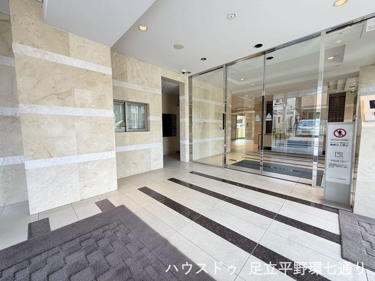 ガラス扉で見通しのよい風除室。明るく開放感があり、建物内へスムーズに出入りできます。