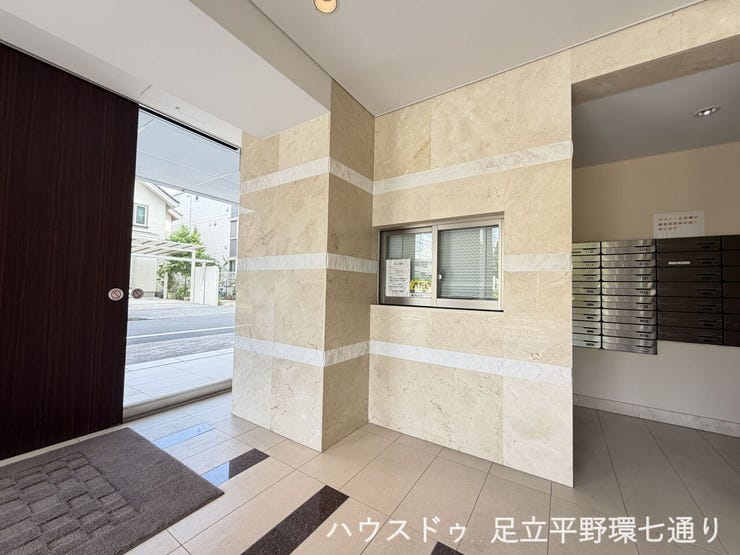 明るく上品な雰囲気のエントランスホール。管理窓口や集合郵便受けがまとまり、使いやすい空間です。