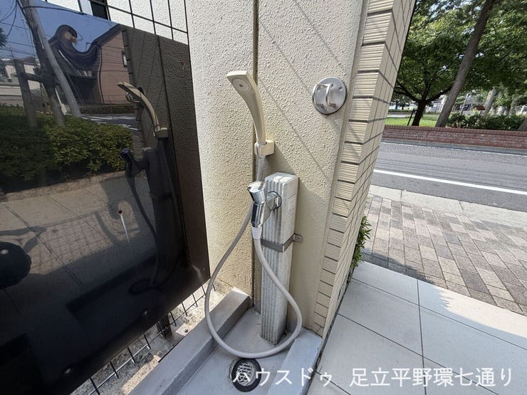 共用部には便利な散水栓を設置。清掃やメンテナンスにも活用でき、建物管理への配慮が感じられます。
